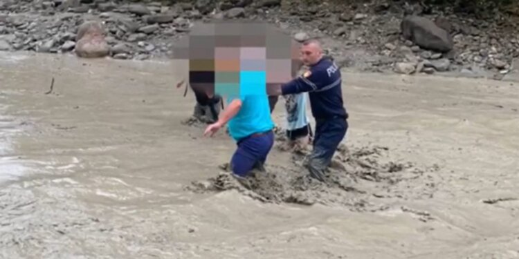 Reshjet e mëdha: shpëtohen 23 turistë të huaj në Shqipëri!