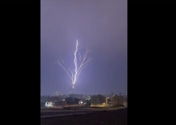 Momenti kur rrufeja godet kullën e sahatit në Mekë