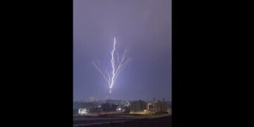 Momenti kur rrufeja godet kullën e sahatit në Mekë