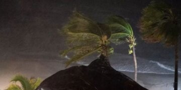 Uragani “jashtëzakonisht i rrezikshëm” godet Meksikën, një i vdekur