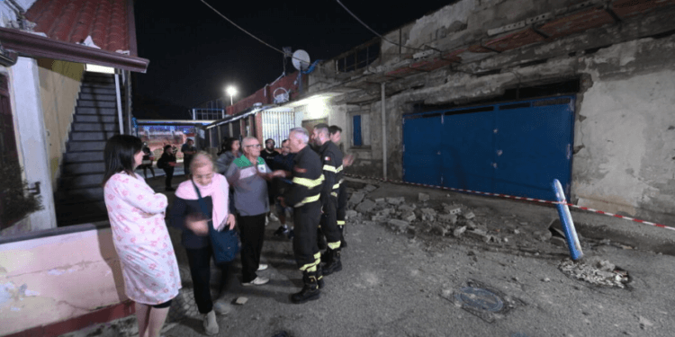 Tjetër lëkundje e fortë sizmike në qytetin italian, njerëzit kalojnë natën në rrugë