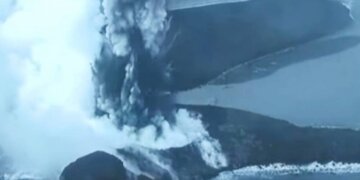 Filmohet momenti i shpërthimit të një vullkani në Japoni