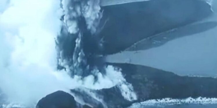 Filmohet momenti i shpërthimit të një vullkani në Japoni