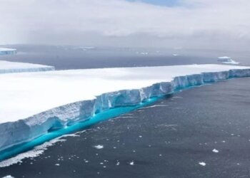 Ajsbergu më i madh në botë lëviz pas 30 vitesh