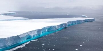 Ajsbergu më i madh në botë lëviz pas 30 vitesh