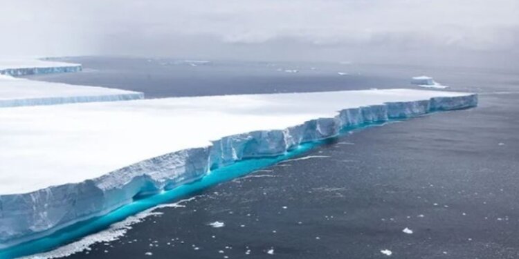 Ajsbergu më i madh në botë lëviz pas 30 vitesh