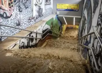 Moti i lig godet Italinë: Liqeni Komo del nga shtrati, përmbytje në Milano dhe Venecia