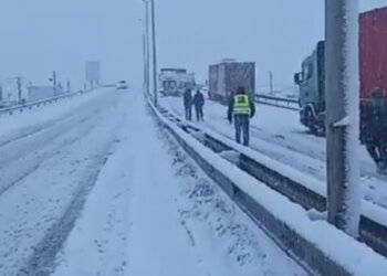 Reshjet e borës, bllokohet rruga Prishtinë-Pejë