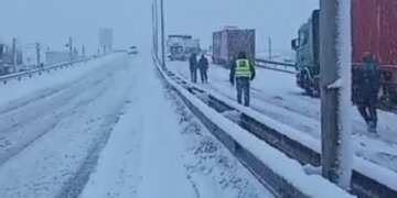 Reshjet e borës, bllokohet rruga Prishtinë-Pejë