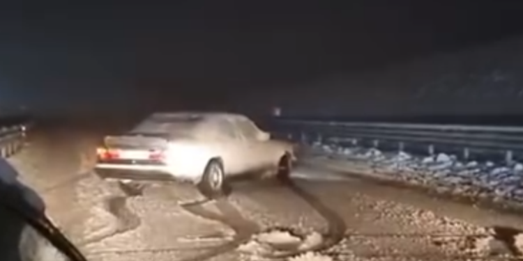 Momenti kur Mercedesi rrëshqet nëpër borë në autostradën ‘Ibrahim Rugova’
