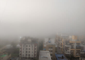 Smogu toksik në Pakistan, mbyllet qyteti me 13 milionë banorë: Nuk lejohet që 4 persona të rrinë bashkë