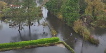 Shiu i dendur në veri të Francës rrit frikën për vërshime të reja