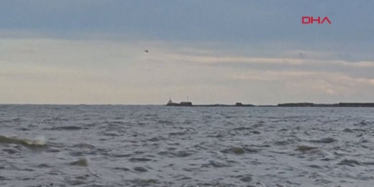 Stuhia “merr” 11 marinarë, kërkime  të mëdha nga ajri dhe deti në Turqi