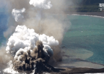 Shikoni ‘lindjen’ e një ishulli të ri – pas një shpërthimi vullkanik nënujor në Oqeanin Paqësor