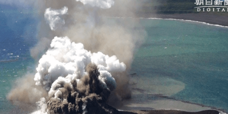 Shikoni ‘lindjen’ e një ishulli të ri – pas një shpërthimi vullkanik nënujor në Oqeanin Paqësor