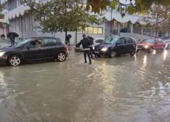 Reshjet e dendura përmbysin rrugët në Durrës