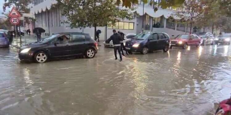 Reshjet e dendura përmbysin rrugët në Durrës