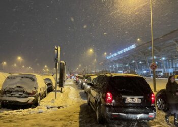 Bllokohet rruga në Aeroport, krijohen kolona të gjata