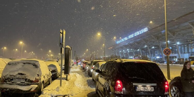 Bllokohet rruga në Aeroport, krijohen kolona të gjata