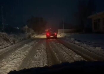 Borë deri në 25 cm dhe makina të bllokuara, situatë e vështirë në Kukës