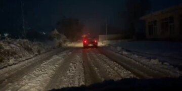 Borë deri në 25 cm dhe makina të bllokuara, situatë e vështirë në Kukës