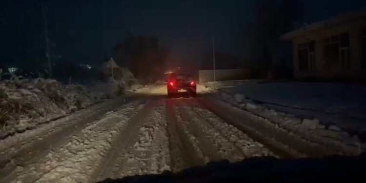 Borë deri në 25 cm dhe makina të bllokuara, situatë e vështirë në Kukës