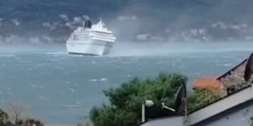 Stuhi në Mal të Zi, era e fortë rrezikon të përmbysë anijen turistike