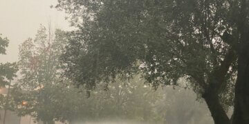 Tirana përfshihet nga stuhia, rrebeshe shiu në kryeqytet