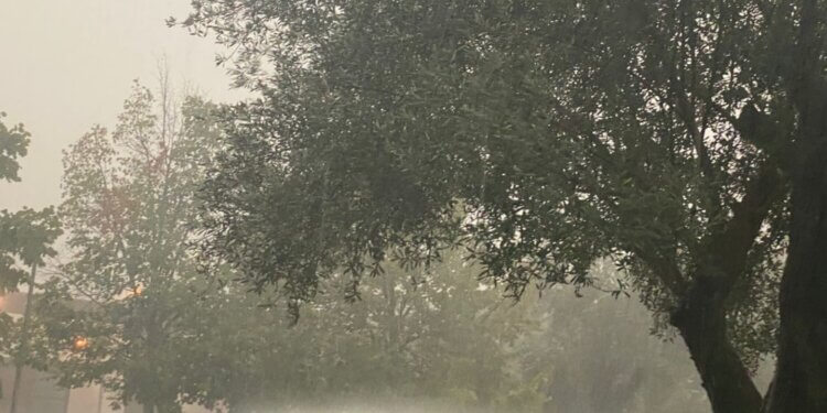 Tirana përfshihet nga stuhia, rrebeshe shiu në kryeqytet