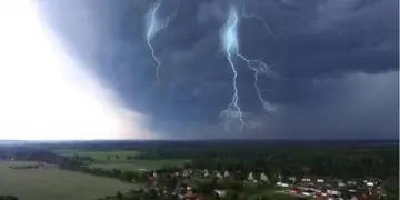 Stuhia Ciaran drejt veriut të Evropës, kërcënon përmbytje e dallgë të mëdha