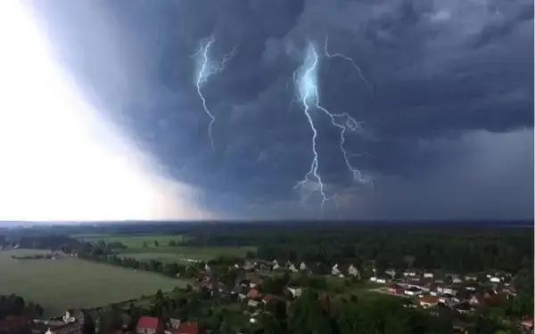 Stuhia Ciaran drejt veriut të Evropës, kërcënon përmbytje e dallgë të mëdha