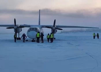 Aeroplani ulet në lumin e ngrirë duke menduar se është pistë!!