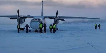 Aeroplani ulet në lumin e ngrirë duke menduar se është pistë!!