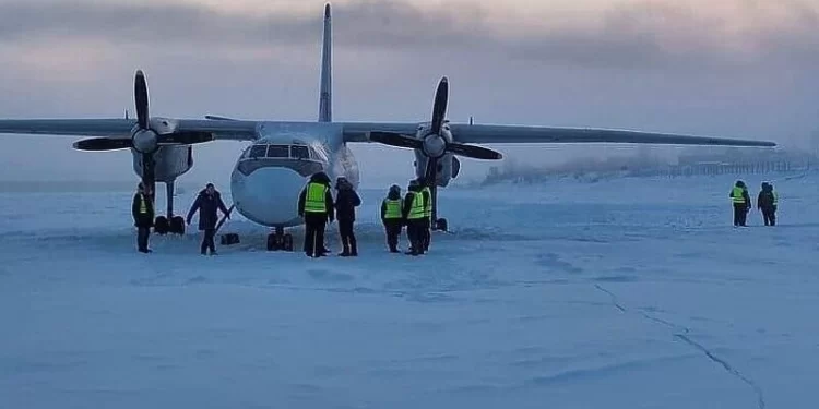 Aeroplani ulet në lumin e ngrirë duke menduar se është pistë!!
