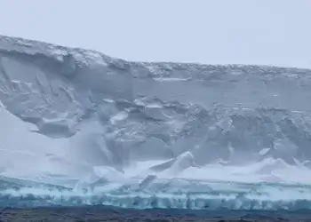 I shkëputur nga pjesa tjetër, shikoni si ajsbergu gjigant ‘lundron’ në oqean të hapur