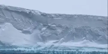 I shkëputur nga pjesa tjetër, shikoni si ajsbergu gjigant ‘lundron’ në oqean të hapur