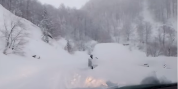 Vetura të bllokuara, rrugët e papastruara – borë e madhe në Brezovcë, rekomandohet që të shmangen qendrat e skijimit