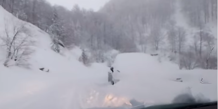 Vetura të bllokuara, rrugët e papastruara – borë e madhe në Brezovcë, rekomandohet që të shmangen qendrat e skijimit