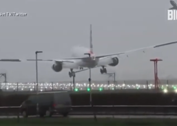 Panik dhe frikë për udhëtarët, avioni lëkundet në ajër, bën ulje të rrezikshme