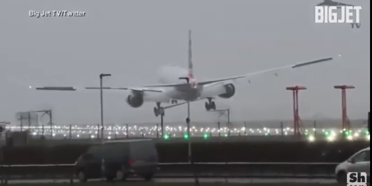 Panik dhe frikë për udhëtarët, avioni lëkundet në ajër, bën ulje të rrezikshme