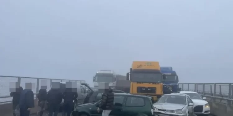 Dalin pamjet nga aksidenti i rëndë mes 14 veturave në autostradë, kolona kilometërshe – policia del me apel