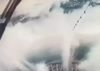 Regjistrohet momenti i frikshëm, dallgët gjigante ‘tundin’ anijen  si të ishte prej letre