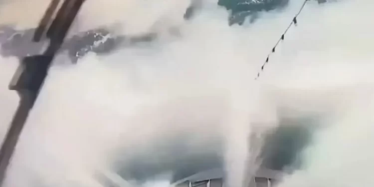 Regjistrohet momenti i frikshëm, dallgët gjigante ‘tundin’ anijen  si të ishte prej letre