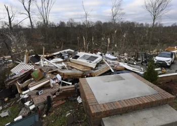 Tornado godet në Amerikë dhe ndodh mrekullia, pas tornados gjendet foshnja katërmuajshe e gjallë në një pemë!