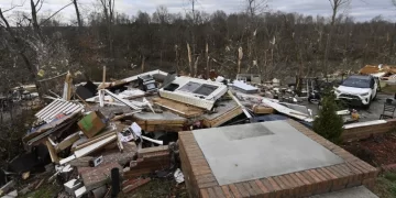 Tornado godet në Amerikë dhe ndodh mrekullia, pas tornados gjendet foshnja katërmuajshe e gjallë në një pemë!