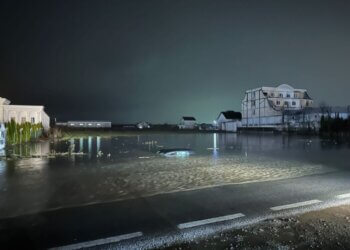 Reshjet e shiut, një veturë fundoset në ujë në afërsi të Ferizajit
