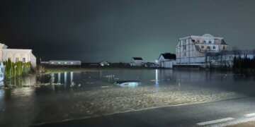 Reshjet e shiut, një veturë fundoset në ujë në afërsi të Ferizajit