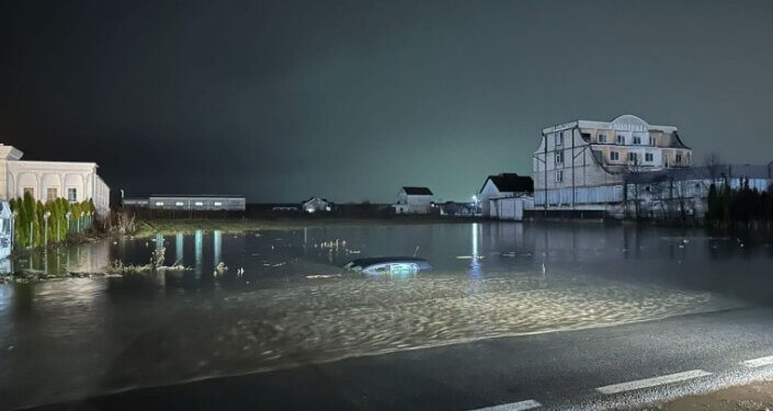 Reshjet e shiut, një veturë fundoset në ujë në afërsi të Ferizajit