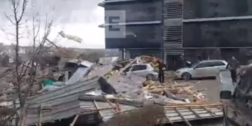 Era e fortë rrëzon kulmin e ndërtesës së Komunës së Prishtinës,  një i lënduar