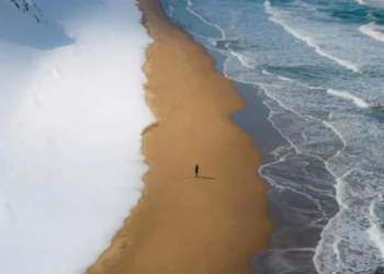 Plazhi i mahnitshëm japonez ku takohen rëra, bora, dhe deti
